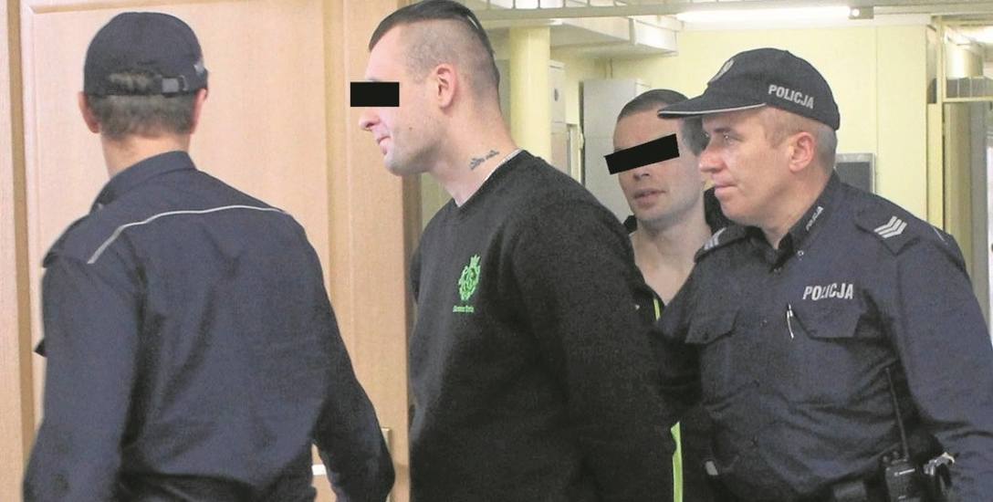 Oskarżeni Mateusz I. ps. Malowany oraz Paweł B. w asyście policji idą na ogłoszenie wyroku