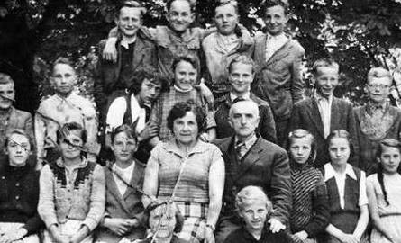 Zdjęcie ze szkoły podstawowej. Lech Wałęsa stoi pierwszy z lewej w górnym rzędzie