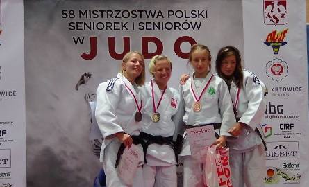 Kinga Kubicka (pierwsza z lewej), która jest trenerem w Żaku, również sięgnęła po srebrny medal.