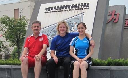 Kinga Stefańska, Li Qian i trener Zbigniew Nęcek przed ośrodkiem w Tong Zhou.
