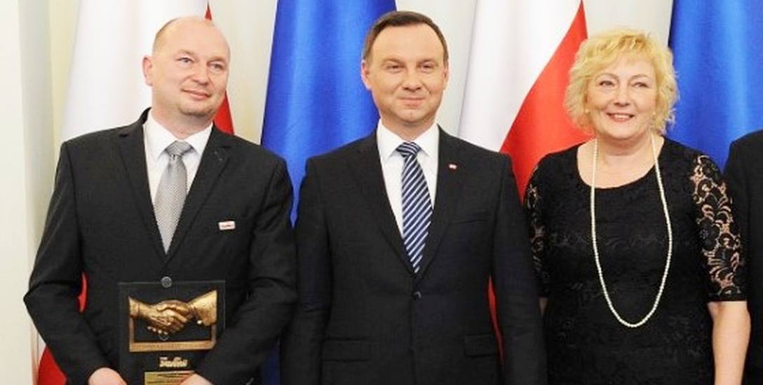 Uroczystość wręczenia certyfikatów. Z prezydentem Andrzejem Dudą pozują do zdjęcia Wiesława Pawłowska i Mariusz Kawczyński.