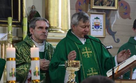 Obchody rozpoczęły się od uroczystej mszy świętej. Na zdjęciu: biskup Krzysztof Nitkiewicz oraz proboszcz Tadeusz Strugała.