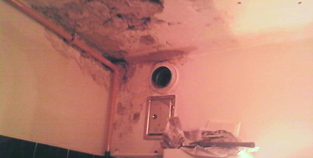 Mieszkaniec bloku Spółdzielni Mieszkaniowej Czyn walczy o naprawę łazienki nad nim 