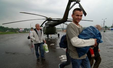 Uratowani z Podkarpackiego powodzianie wysiedli z helikoptera
