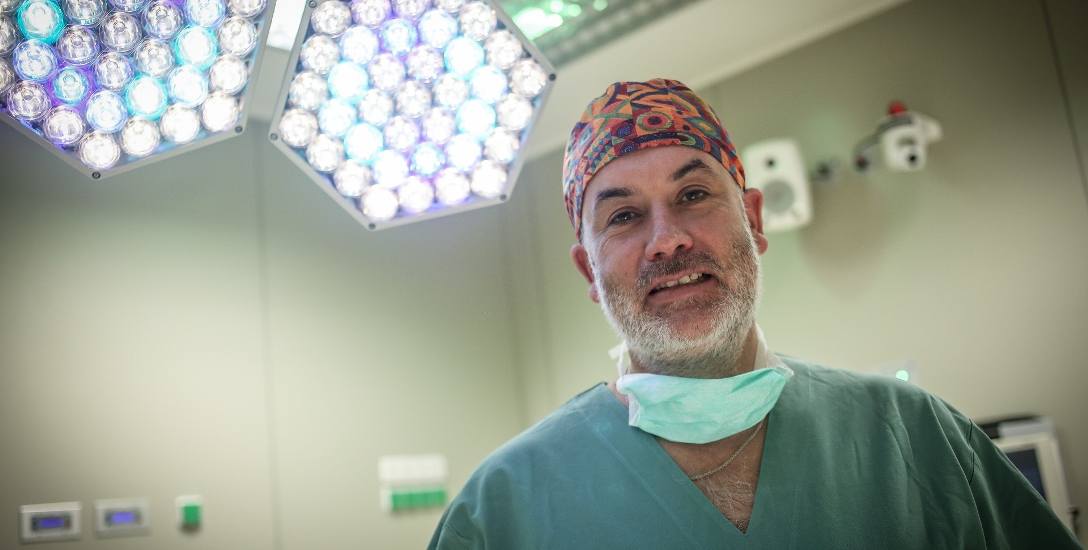 Prof. dr hab. med. Piotr Czauderna jest kierownikiem Kliniki Chirurgii i Urologii Dzieci i Młodzieży GUMed