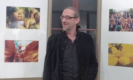Piotr Kogut podczas debiutanckiej wystawy fotograficznej w Skarżysku