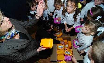 W nagrodę dzieci dostały pudełka, w których do szkoły będą mogły przynieść drugie śniadanie.