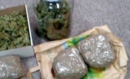 W sumie policjanci zabezpieczyli ponad kilogram marihuany o wartości prawie 58 tysięcy złotych, a także 30 krzaków konopi.