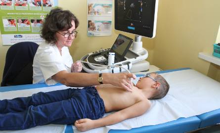 Doktor Wioletta Korzeluch, kardiolog dziecięcy diagnozuje pacjenta nowym aparatem do badania echa serca.