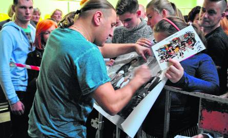Bracia Golcowie w Białobrzegach mają wielu fanów. Muzycy cierpliwie i z uśmiechami na twarzach rozdawali im autografy.