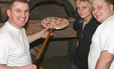 Radomska La Favorita, gdzie pizzę piecze się w piecu opalanym drewnem została przez was wybrana najlepszą pizzerią 2010 roku. Przygotowują ją: Marcin,