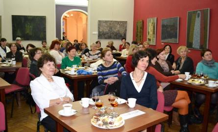 Wsród obrazów, przy kawie, ciastku oraz lampce wina, panie świętowały Dzień Kobiet w zorganizowanej 7 marca kawiarence.