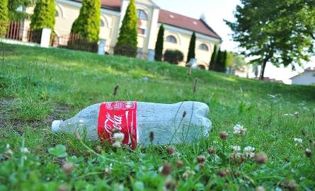 Na trawniku przy Spichlerzu, gdzie mieści się Muzeum Historyczne Miasta Tarnobrzega zalegały w środowy poranek plastikowe butelki…