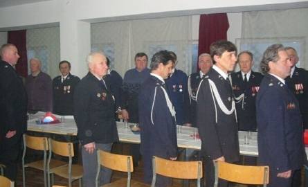 Członkowie honorowi straży w odświętnych ubraniach podczas hymnu rycerzy Floriana.