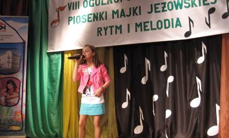 Śpiewa  Dominika Dąbrowska z Lubawy