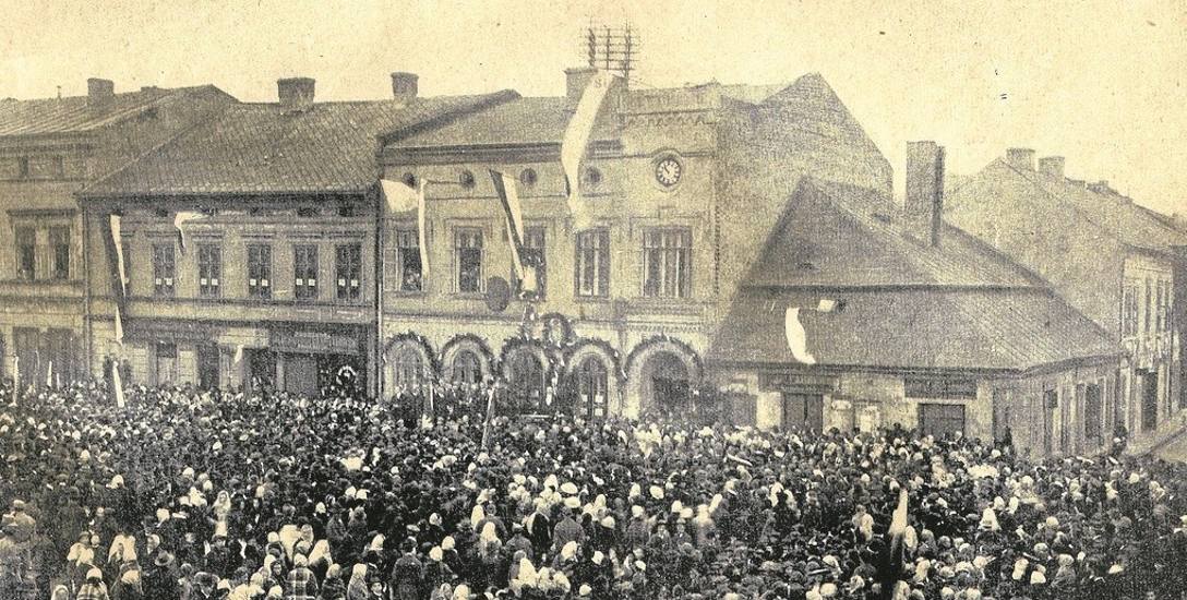 12 listopada 1916 r. na Rynku w Oświęcimiu odbyła się wielka manifestacja patriotyczna po akcie 5 listopada cesarzy Niemiec i Austrii. Radość była przedwczesna,