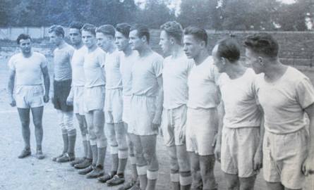 Tak prezentowała się drużyna piłkarzy ręcznych Zastalu. Wtedy grało po 11 zawodników w zespole. Mieczysław Stawski stoi piąty od lewej.