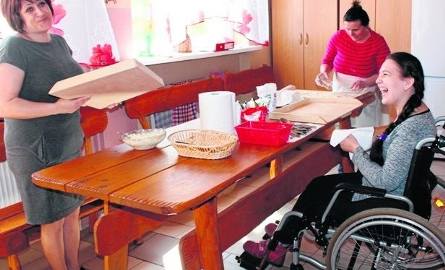 Niepełnosprawni z powiatu kieleckiego uczą się gotować, ubierać stół,lepią doniczki i ćwiczą  