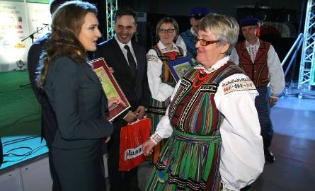 Posłanka Marzena Okła – Drewnowicz serdecznie gratulowała udziału w konkursie przedstawicielce Koła Gospodyń Wiejskich Sorbin Janinie Kołek.