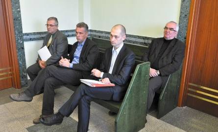 Oskarżeni są też urzędnicy z Białegostoku: Zenon Angielczyk (pierwszy z lewej), naczelnik wydziału marketingu, Cezary Świstak (w środku), były wicedyrektor