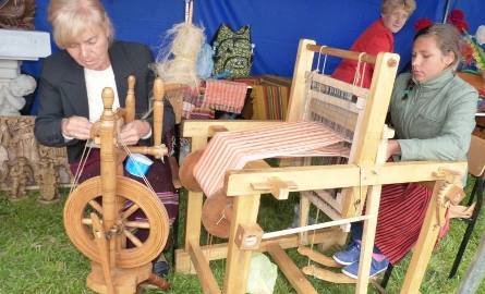 Pani Danuta Obara pokazuje jak się pracowało kołowrotkiem. Obok Wiktoria Zagajska robi tkaninę na krośnie. Każdy mógł zmierzyć się z tymi starymi ma
