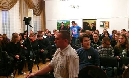 Na spotkanie, z szefem kongresu Nowej prawicy w Staszowie, przybyło kilkadziesiąt osób z czego około 95 procent stanowili młodzi mężczyźni.