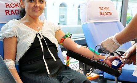 Tak właśnie wygląda mój pierwszy raz! - podczas akcji poboru krwi w Radomiu na fotelu dla dawców zasiadła Patrycja Zybert, popularna aktorka Teatru