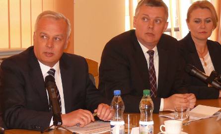 Podczas debaty prezes HSW Krzysztof Trofiniak, minister Tomasz Siemoniak i europoseł Elżbieta Łukacijewska.