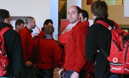 Przyjazd ekipy Hiszpanii, w środku bramkarz Jose Javier Hombrados.