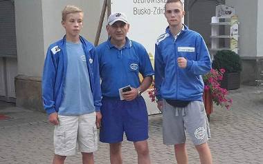 Od lewej: Mateusz Nowakowski, trener Krzysztof Gierszon, Ernest Bzduch.