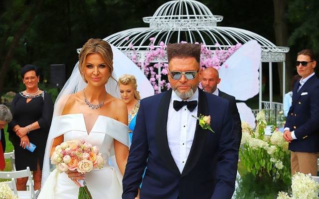 Ślub Krzysztofa Rutkowskiego z Mają Plich. W podwarszawskim Rozalinie Rutkowski ożenił się z Mają Plich ZDJĘCIA 1.07.2024