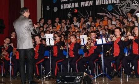 Miejska Orkiestra Dęta wystąpiła wspólnie z chórem ze szkoły podstawowej.