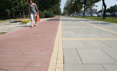 Na ścieżce przy Alei IX Wieków Kielc brakuje oznaczeń poziomych. Wielu kielczan nie zauważa znaków pionowych.