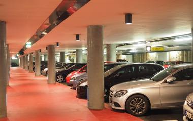 Parkowanie w ciasnych pomieszczeniach często kończy się obtarciami czy zderzeniami. Czujniki parkowania pomogą w bezkolizyjnym zostawieniu samochodu