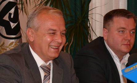 Prezes HSW Krzysztof Trofiniak uśmiał się, bo 18 listopada obchodził urodziny córki, a nie podpisywał umowy o sprzedaży.