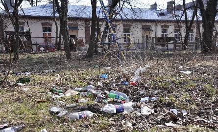 Na placu walają się tysiące butelek i innych śmieci