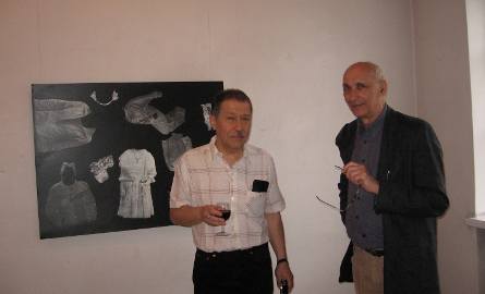 Wystawę oglądali z zainteresowaniem profesior Maciej Szańkowski- z prawej i profesor Stanisław Zbigniew Kamieński