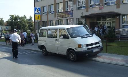 W Staszowie policjanci 200-zlotowym mandatem ukarali kierowcę, który zaparkował tuż przy przejściu dla pieszych przed jedną ze szkół.