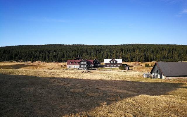 Odkryj przygraniczną osadę Jizerka w Górach Izerskich. Co warto zobaczyć w Czechach? 