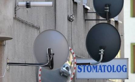 Antena na ul. Jana Pawła II w Sulechowie zasłania lustro drogowe 