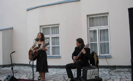 Antonina Krzysztoń przy akompaniamencie gitarzysty, Marcina Majerczyka, przypomniała swoje zawsze chętnie słuchane utwory.