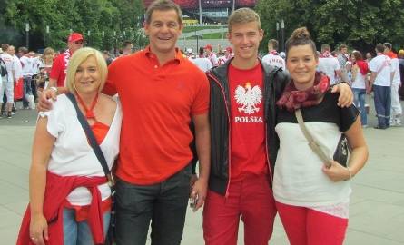 Rodzina Kobylańskich przed Stadionem Narodowym w Warszawie - od lewej Joanna, Andrzej, Martin i Marika.