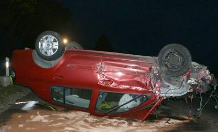 Wypadek na DK 61: Renault dachowało, kierowca w szpitalu (zdjęcia)