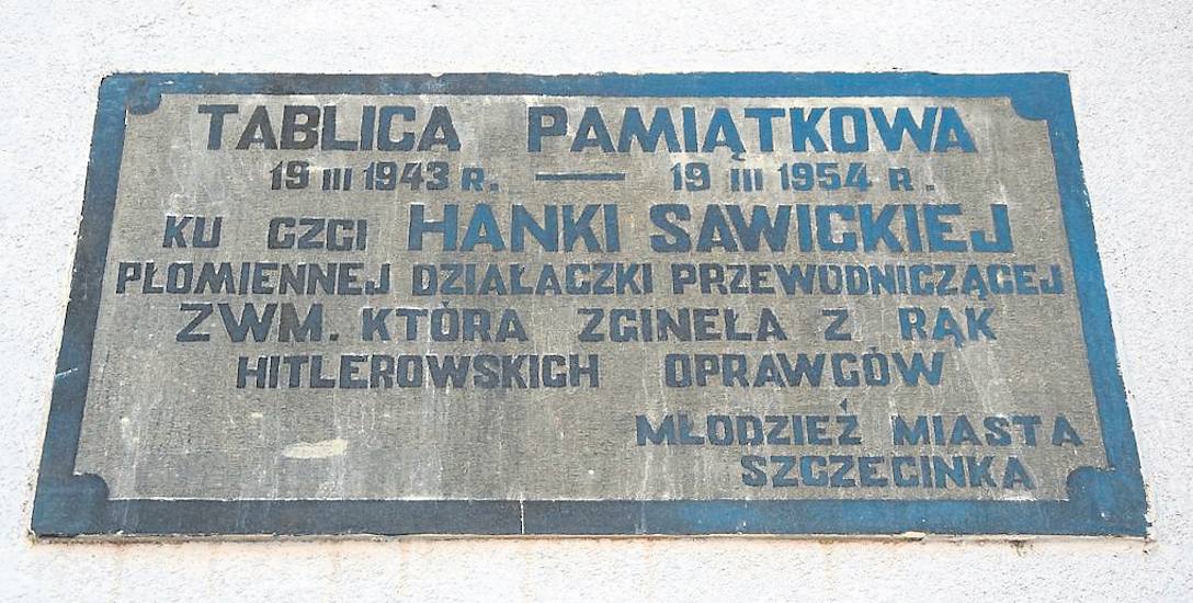 Tablicę w ścianę kamienicy przy obecnej ulicy Rzemieślniczej w Szczecinku wmurowano w roku 1954, w 11. rocznicę śmierci Hanki Sawickiej.
