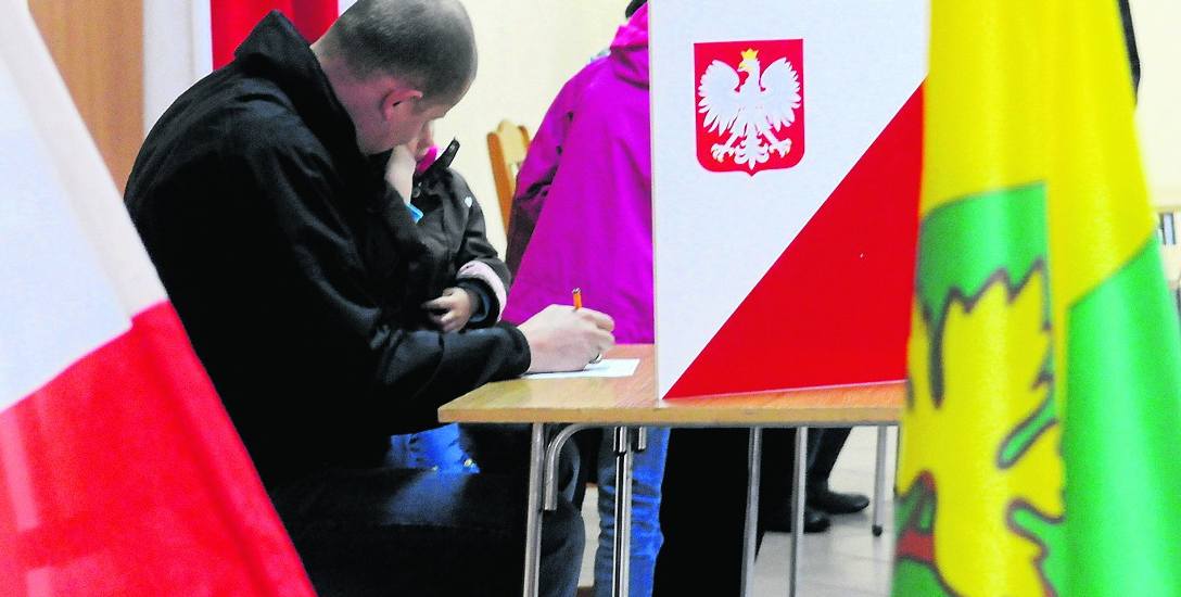 W lokalach wyborczych w sołectwach (na zdjęciu w Łężycy) 18 maja 2014 roku mieszkańcy gminy głosowali za lub przeciw połączeniu