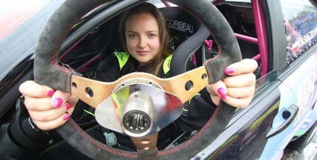 Katarzyna Zdyb to rodowita kielczanka, która z motoryzacją związana jest od 2003 roku. Wszystko zaczęło się od udziału w amatorskich rajdach KJS SuperOES.