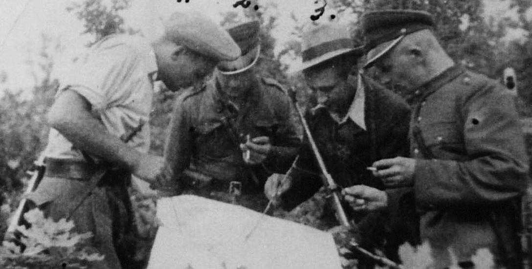 Narada dowódców patroli oddziału WiN Trzeci z lewej: sierż. Józef Franczak „Laluś”, wiosna-lato 1947 r.