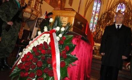Trumna z ciałem Krzysztofa Putry w łomżyńskiej katedrze