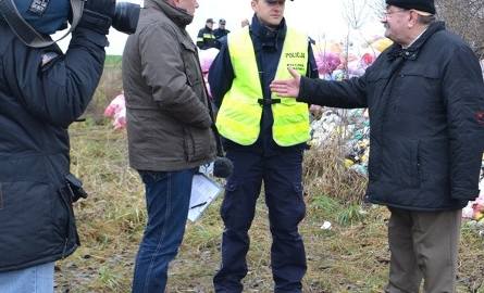 Jerzy Polcyn, wójt gminy Książki (z prawej) najpierw chciał, żeby niebezpieczne śmieci sprzątali strażacy. Potem odpowiedzialność zrzucił na urzędników
