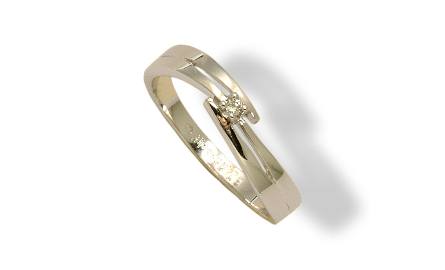 BIAŁE ZŁOTOPierścionek wykonany z białego złota z diamentem ciekawie umieszczonym diamentem (0,03 kr)